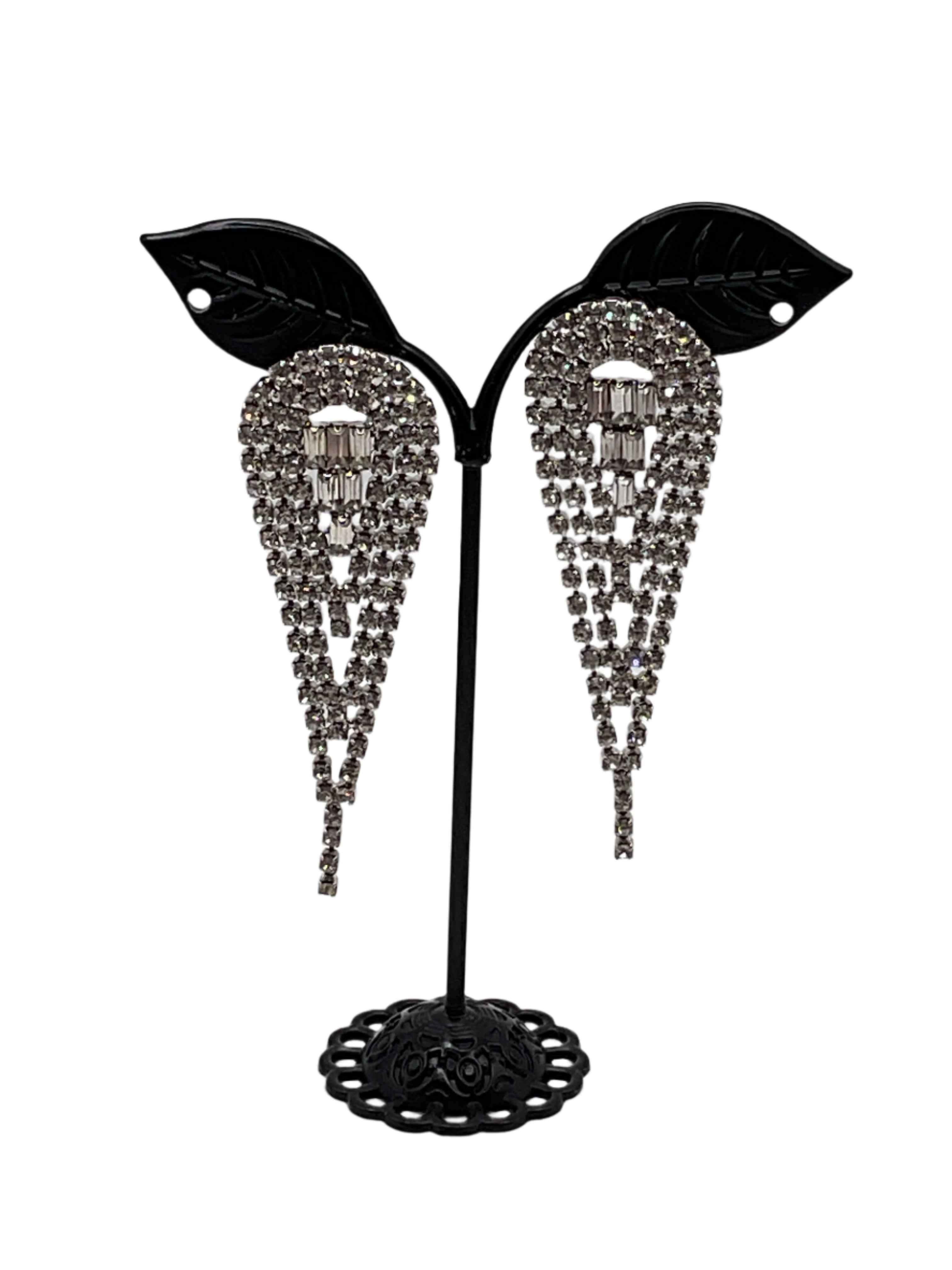 Shiny tear drop earrings Main image