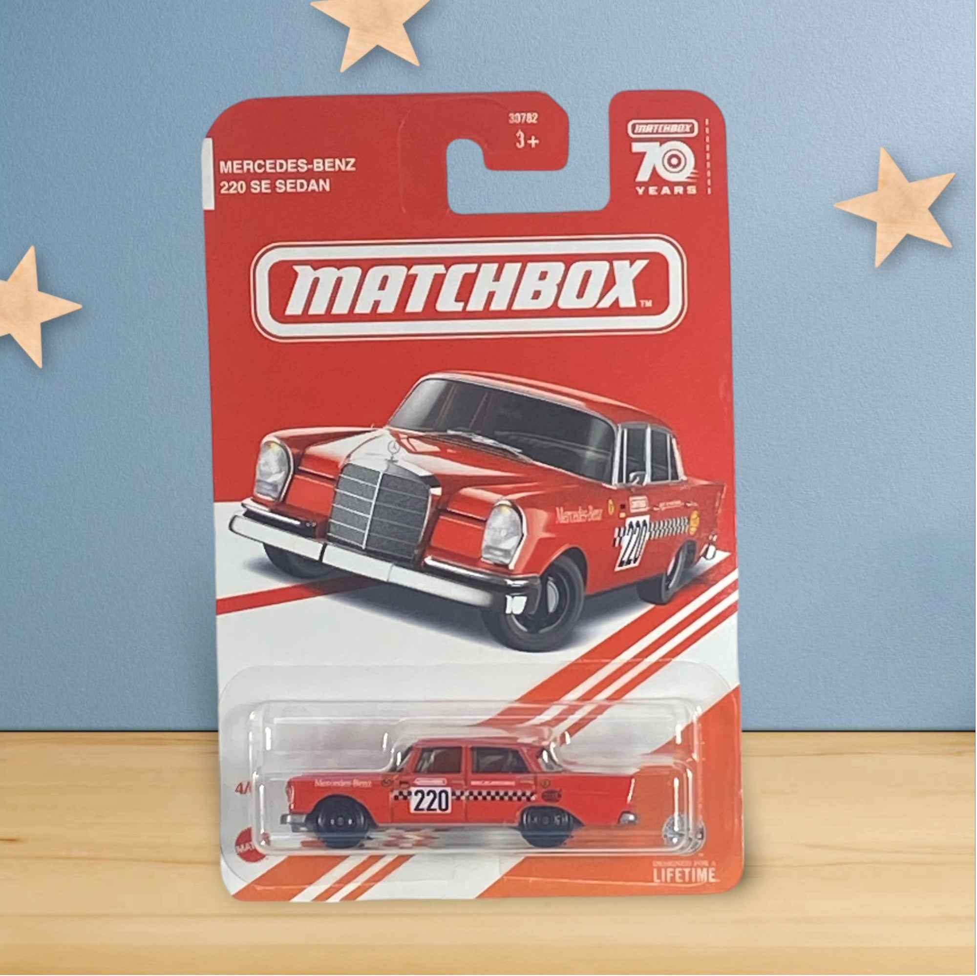 Hoe Math Dox Matchbox Mercedes-Benz 220 SE Sedan - Matchbox 70 Years Series ...