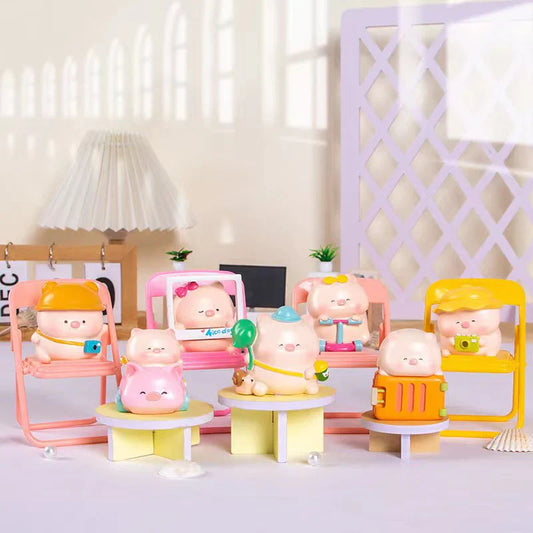 TOURIST PIGGY FIGURINE BLIND BOX (1 Blind Box)