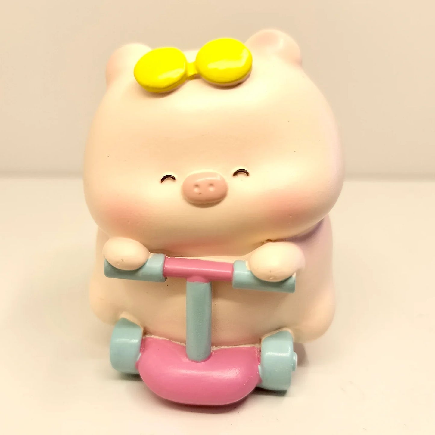 TOURIST PIGGY FIGURINE BLIND BOX (1 Blind Box)