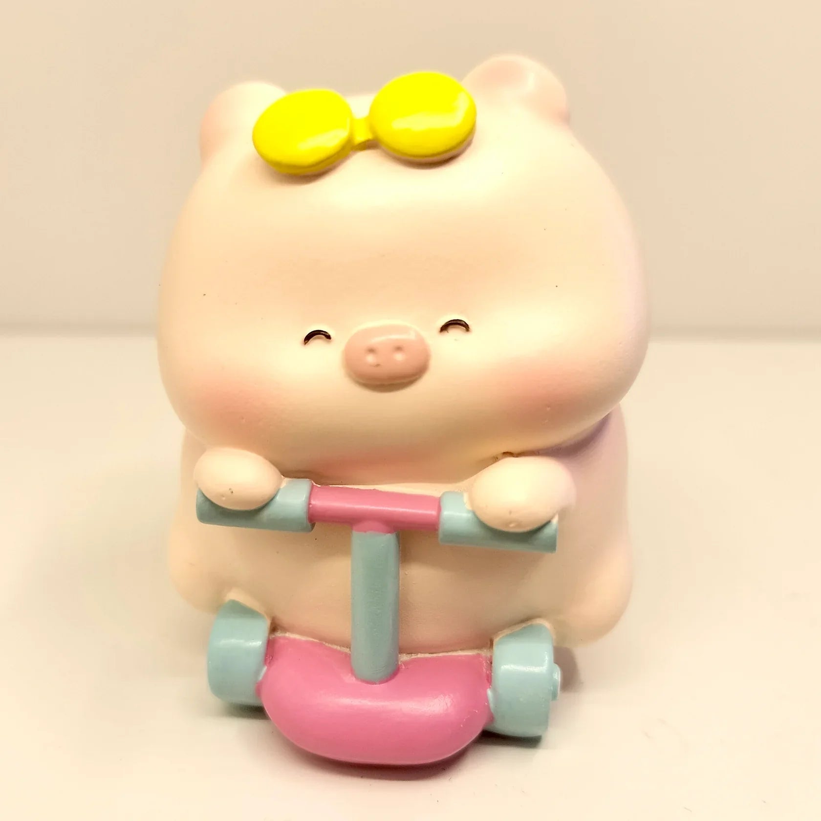 TOURIST PIGGY FIGURINE BLIND BOX (1 Blind Box)