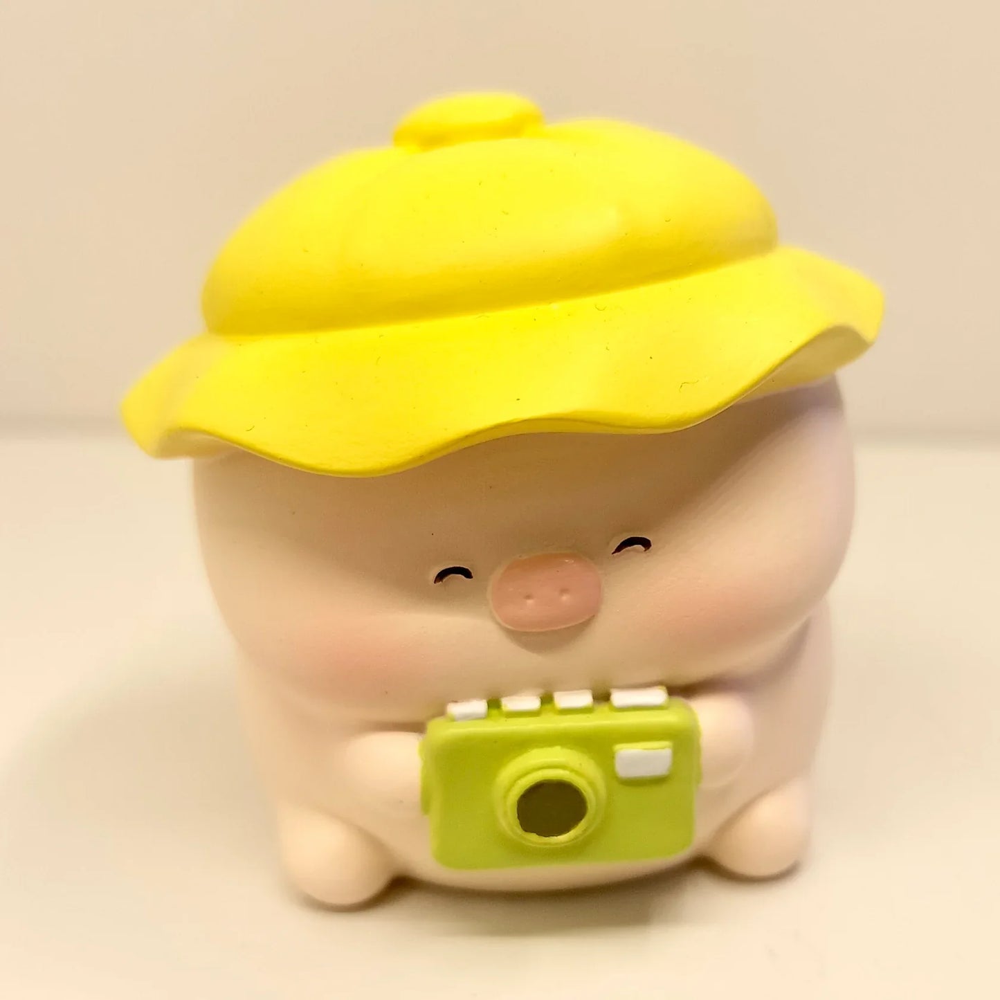 TOURIST PIGGY FIGURINE BLIND BOX (1 Blind Box)