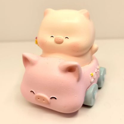TOURIST PIGGY FIGURINE BLIND BOX (1 Blind Box)