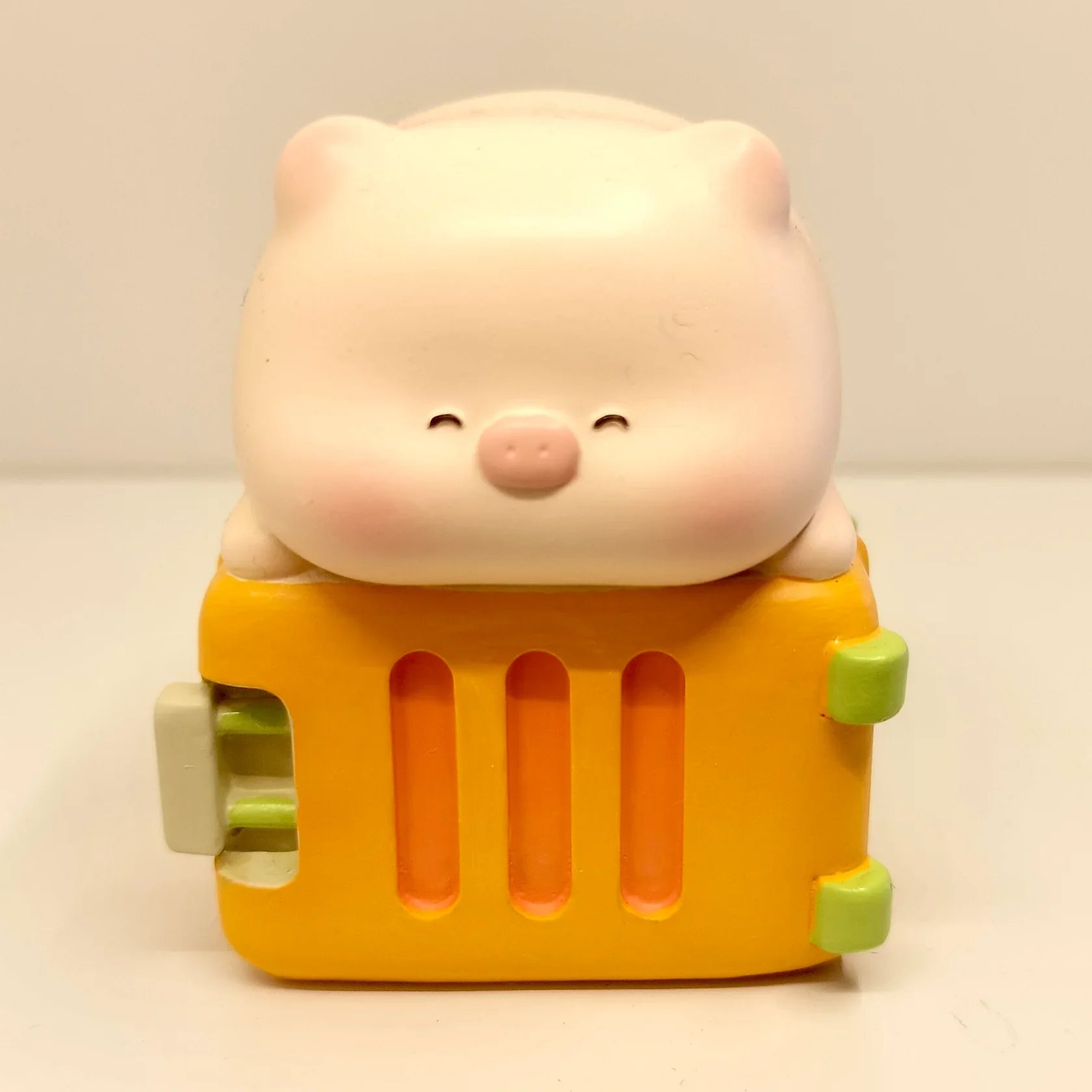TOURIST PIGGY FIGURINE BLIND BOX (1 Blind Box)