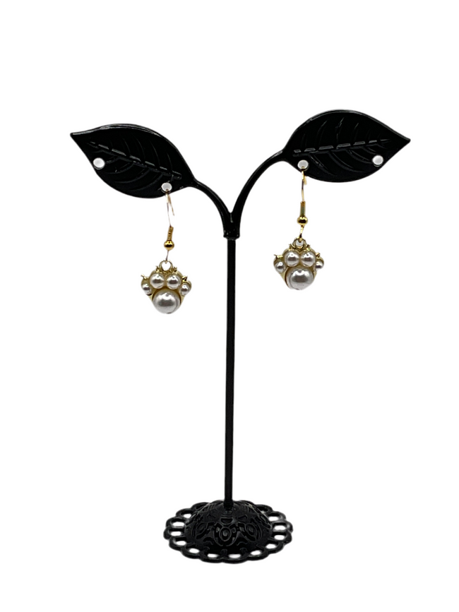 Pearl earrings Hover Image