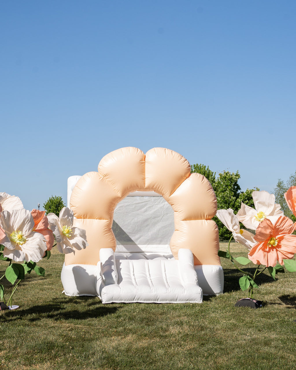 Mini Daisy - Peach Flower Bounce House - Collectors World Toys