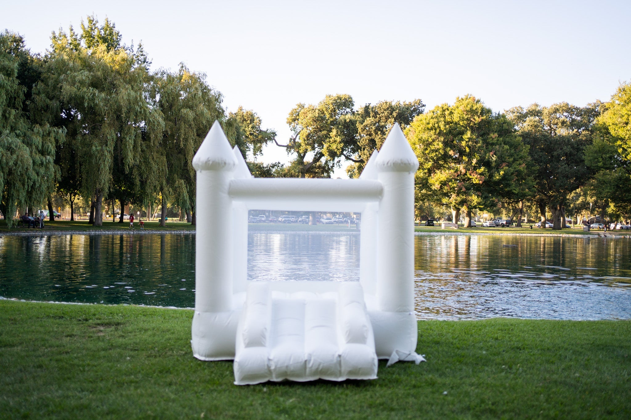 Mini Ava - White Bounce House with Cone Tops - Collectors World Toys