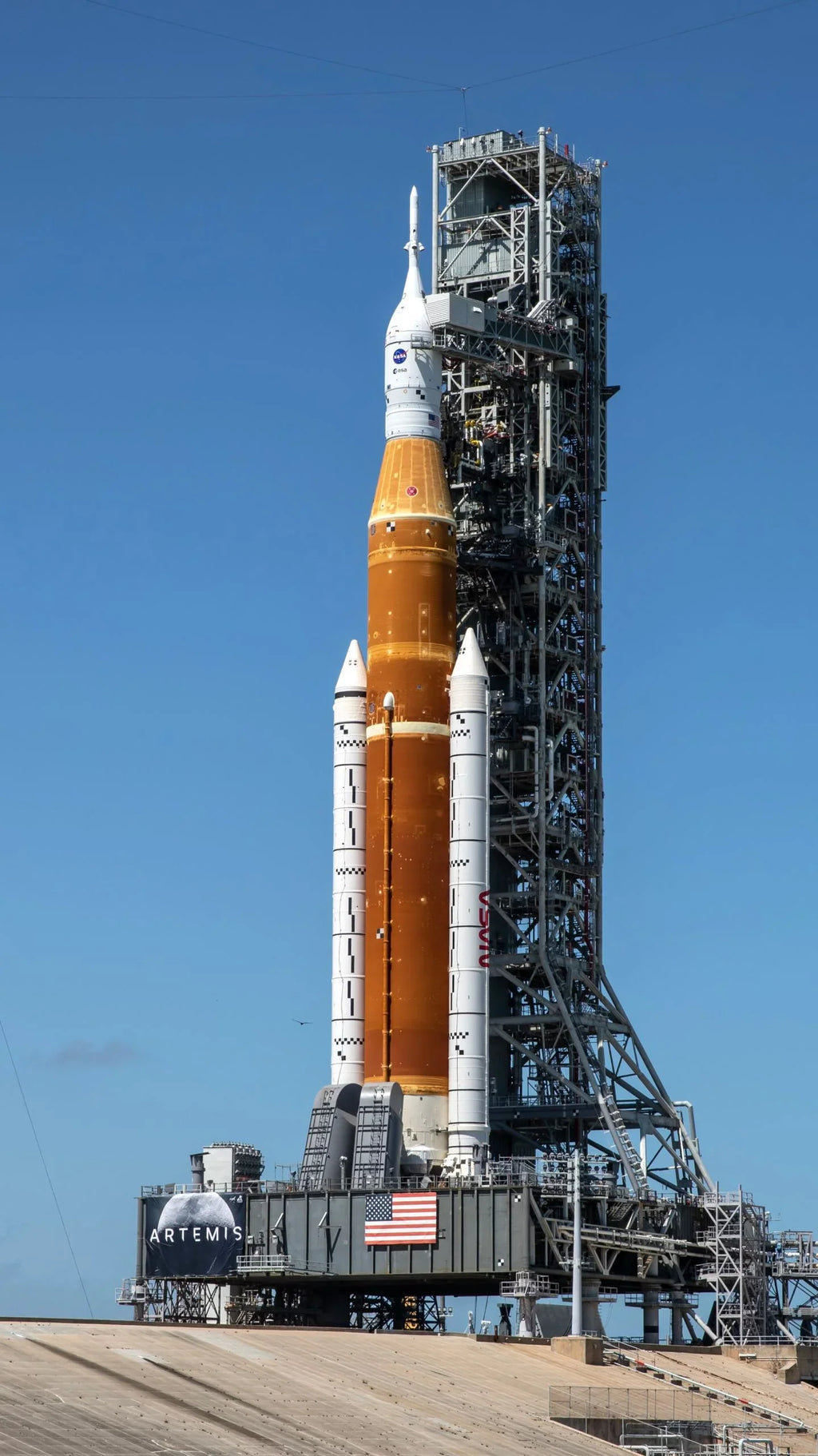 ESTES NASA SLS Flying-Rocket-Building Kit, Beginner Replica Flying-Rocket-Model Kit for Ages 10+
