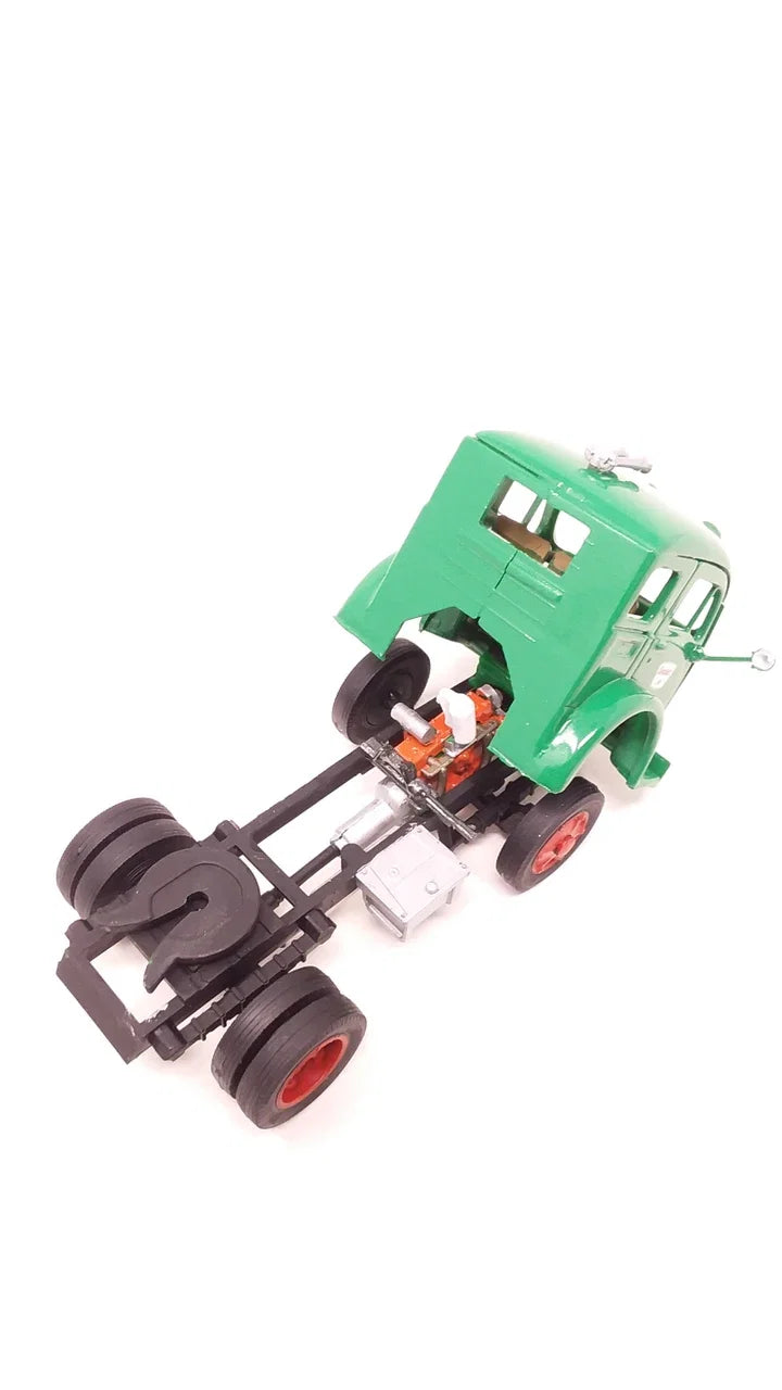 1:48 Vintage White-Fruehauf Gasoline Truck - Sinclair Dino Gasoline Plastic Model Kit