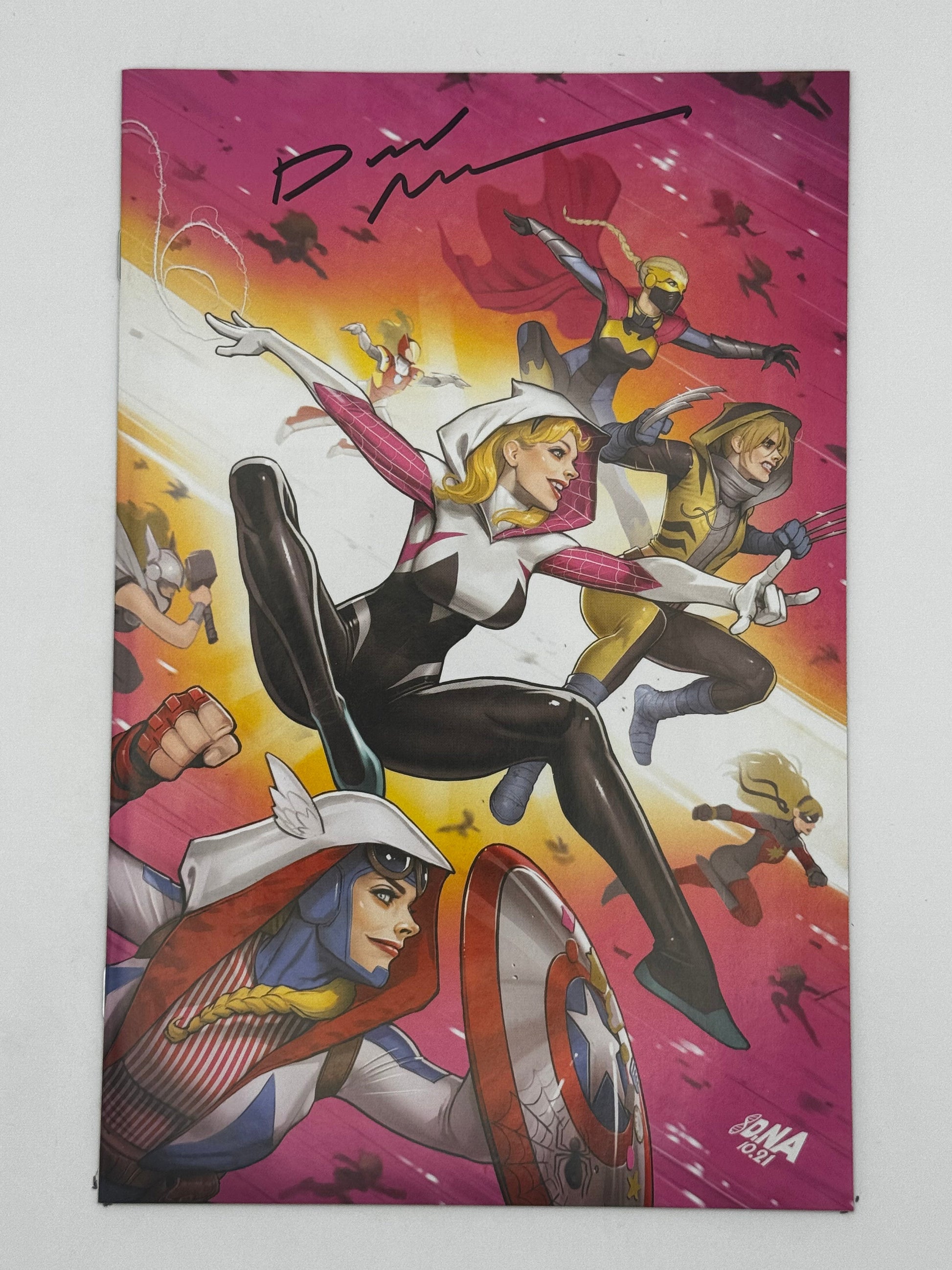 [Signed by David Nakayama] SPIDER-GWEN: GWENVERSE #1 Virgin DAVID NAKAYAMA EXCLUSIVE VAR (11/02/2022) - Collectors World Toys