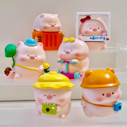 TOURIST PIGGY FIGURINE BLIND BOX (1 Blind Box)