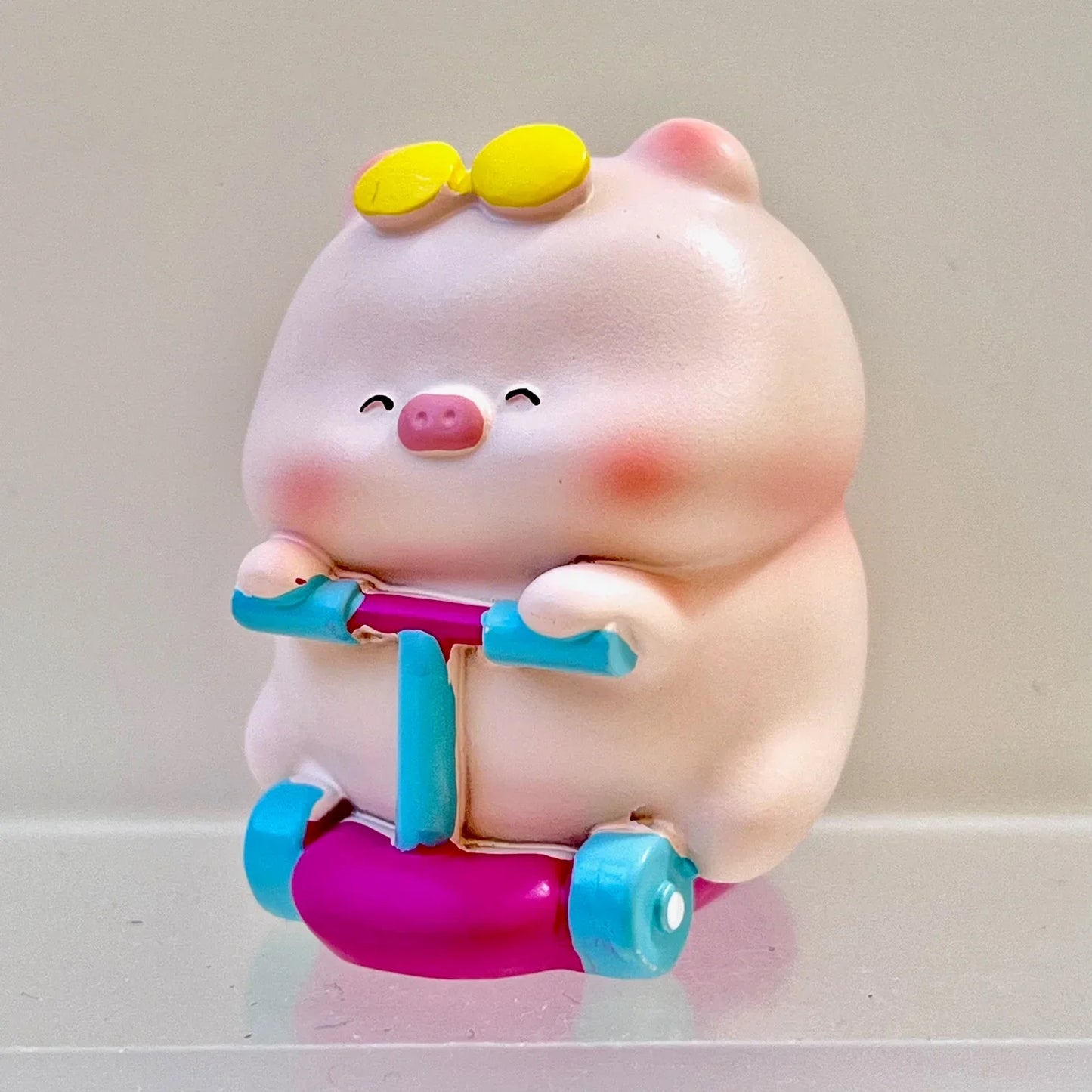 TOURIST PIGGY FIGURINE BLIND BOX (1 Blind Box)