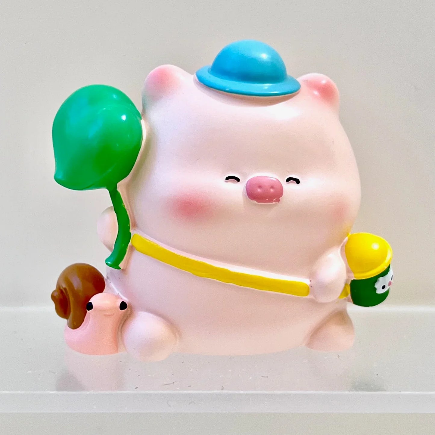 TOURIST PIGGY FIGURINE BLIND BOX (1 Blind Box)