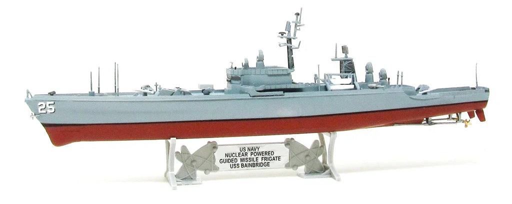 1:600 USS Bainbridge (CGN-25) Nuclear Powered Guided Missile Frigate with Trading Card