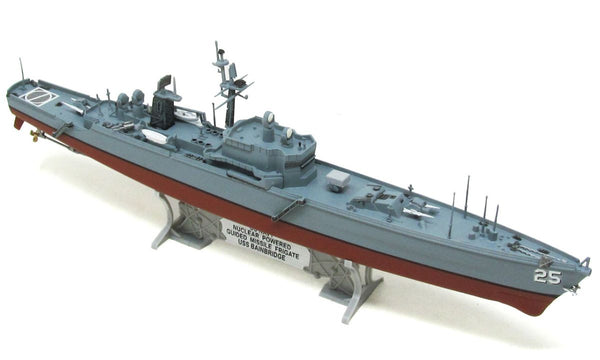 1:600 USS Bainbridge (CGN-25) Nuclear Powered Guided Missile Frigate with Trading Card