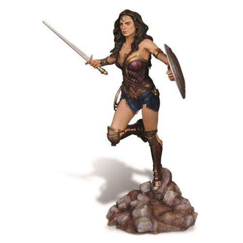 Batman v Superman: Dawn of Justice Wonder Woman 1:8 Scale Resin Model Kit Main image
