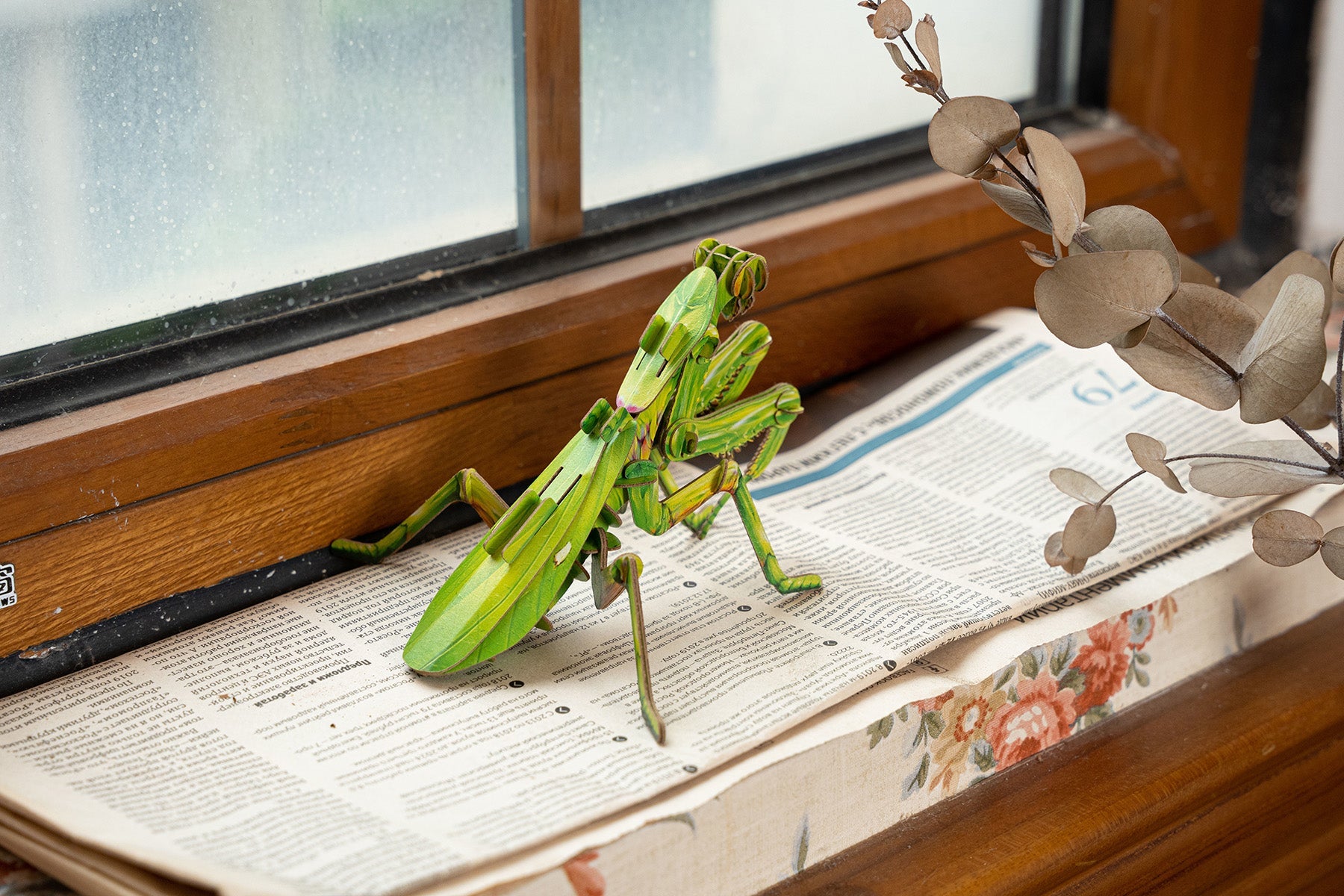 Giant Praying Mantis 3D Kraft Paper Puzzle