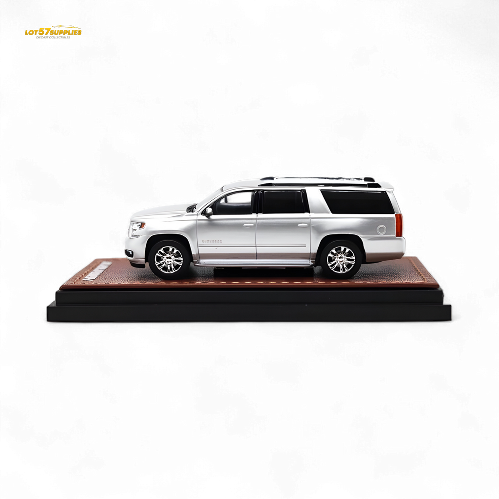 GOC Chevrolet Suburban 2015 - Silver 1:64 - Collectors World Toys