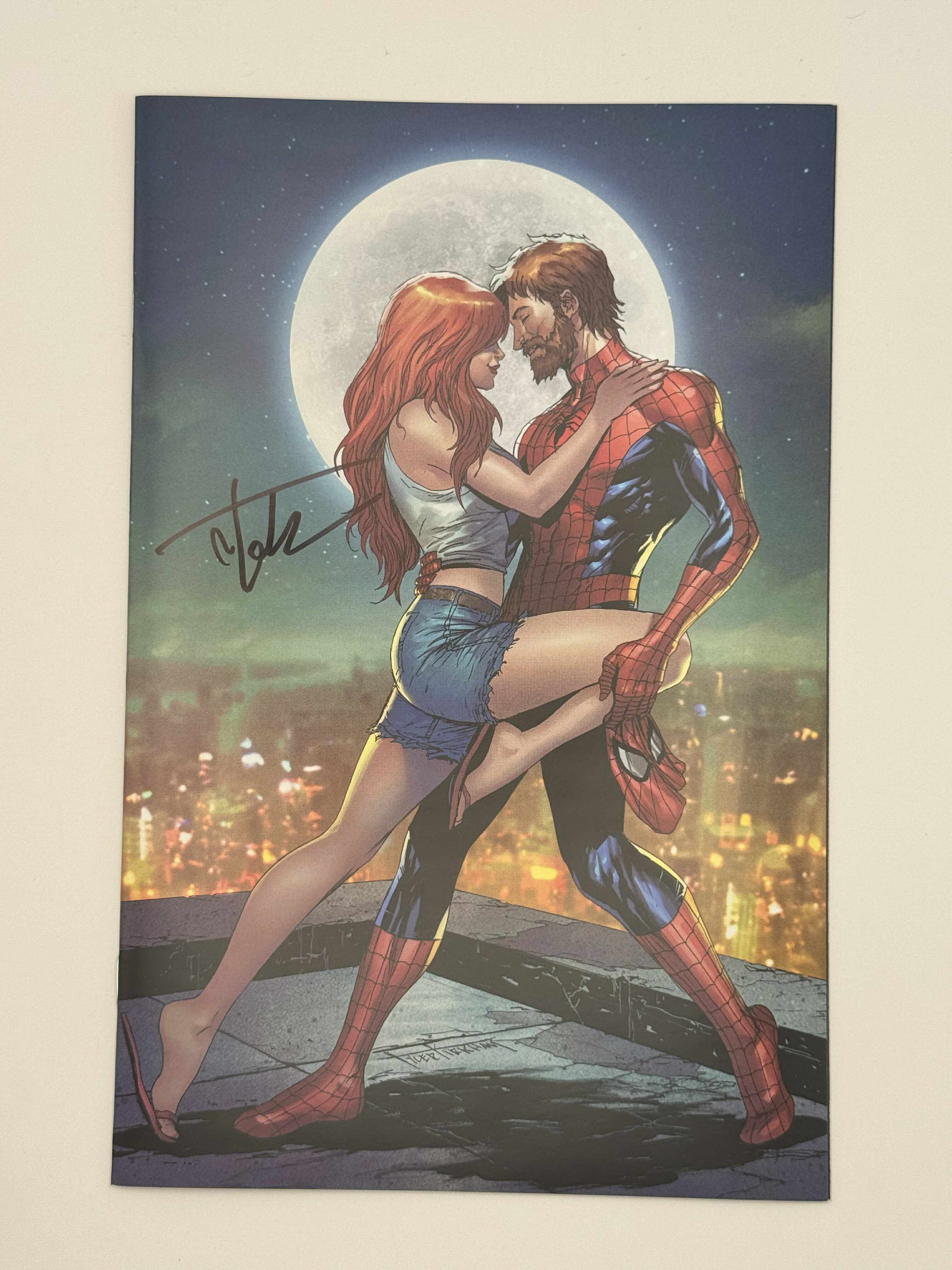 [Signed by Tyler Kirkham] ULTIMATE SPIDER-MAN #4 UNKNOWN COMICS TYLER KIRKHAM VIRGIN EXCLUSIVE VAR [IN STOCK] - Collectors World Toys Main image